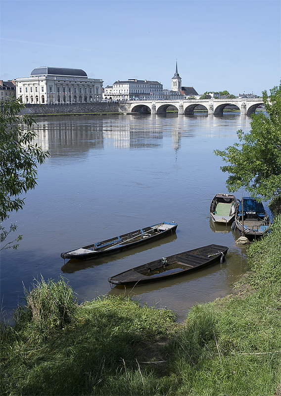 Tour Loire 05 - 201520150510_05105229 als Smartobjekt-1 Kopie.jpg - Der Campingplatz lag auf einer ganz ruhigen Halbinsel , auf der wir schöne Spaziergänge an der Loire gemacht haben